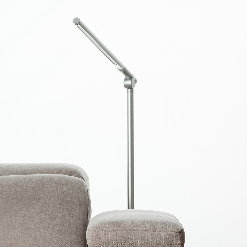 Chaque accoudoirs dispose d’une lampe de lecture tactile.
Une simple pression permet d’allumer ou d’éteindre la lumière, tapez deux fois pour régler l’intensité.
Orientable et détachable, cette lampe diffuse un éclairage précis idéal pour lire ou utiliser un appareil sans perturber l'environnement ambiant.