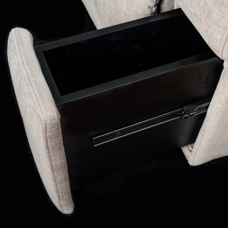 Chaque accoudoirs possède un tiroir de rangement discrets, parfaitement intégrés dans la structure.
Ils offrent un espace pratique pour ranger télécommandes, accessoires ou objets personnels tout en conservant un environnement organisé et confortable.